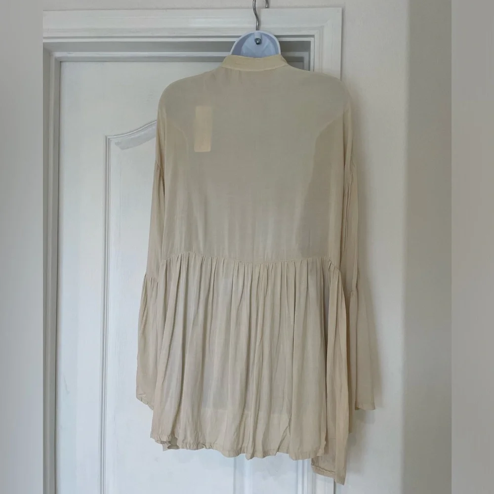 Jen’s Pirate booty flowy peasant top button shirt Cream bell sleeve M/L nwt - Picture 9 of 14